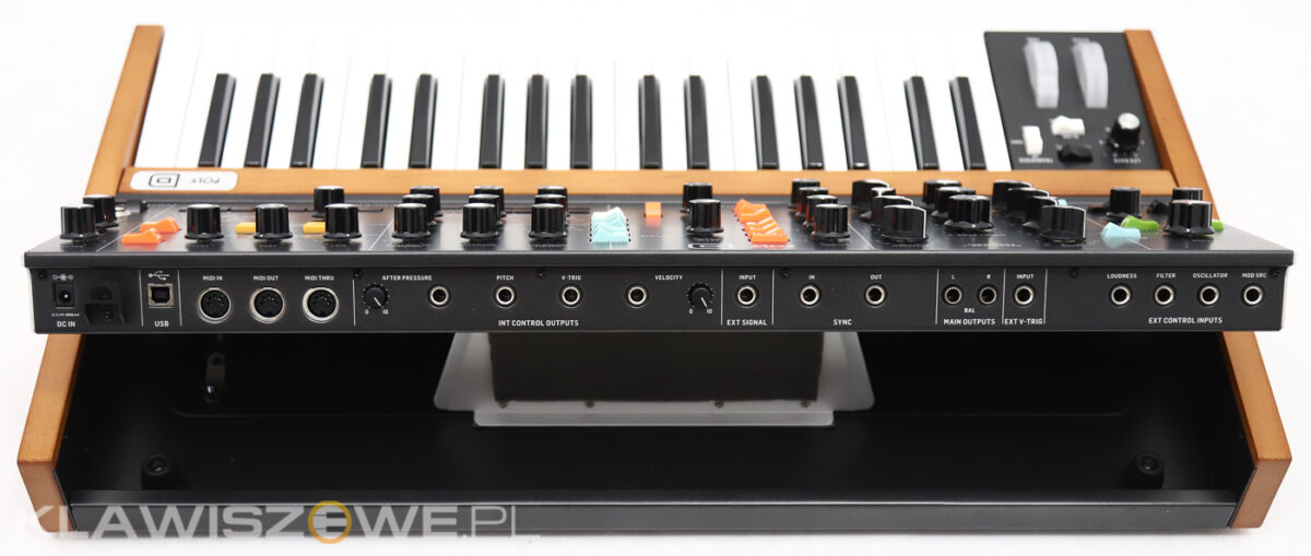 Behringer Poly D7