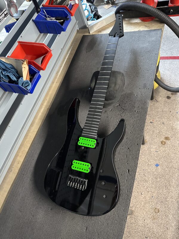 On The Bench | Doctor Schrödinger 7 Piano Black High Gloss0