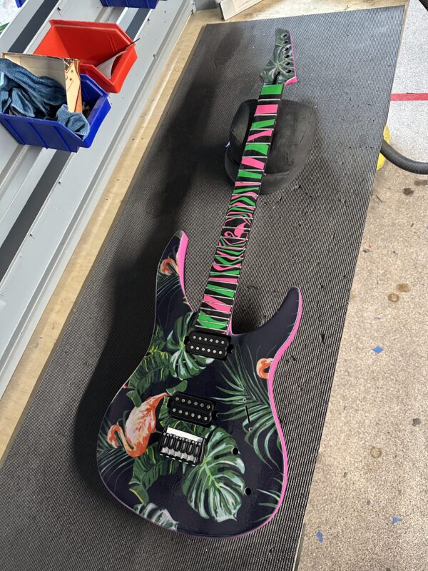 On The Bench | Professor Schrödinger 6 Flamingo High Gloss0