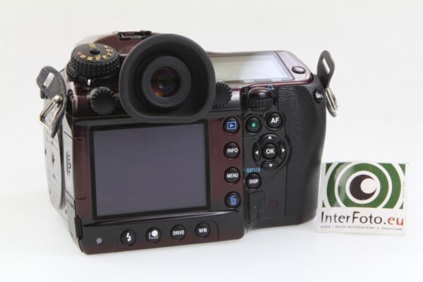 Pentax 645D + Pentax D FA 55/2.8 SMC Limited Red0
