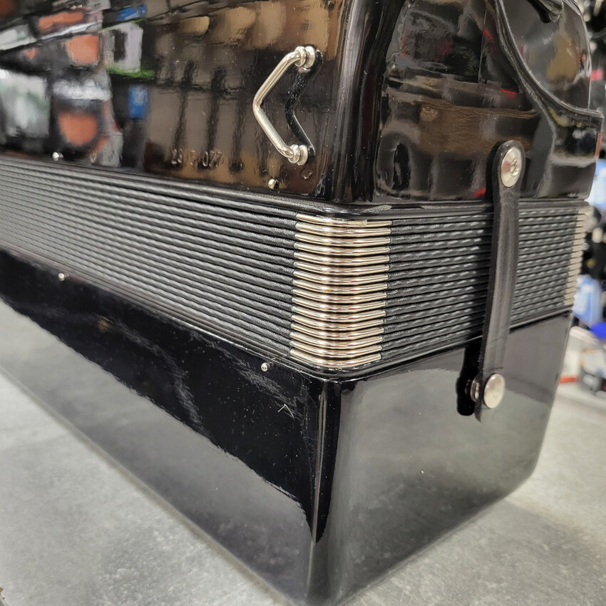 Weltmeister Firotti 96 bas - akordeon (nie)używany, czarny, z futerałem4 Weltmeister Firotti 96 bas - akordeon (nie)używany, czarny, z futerałem4