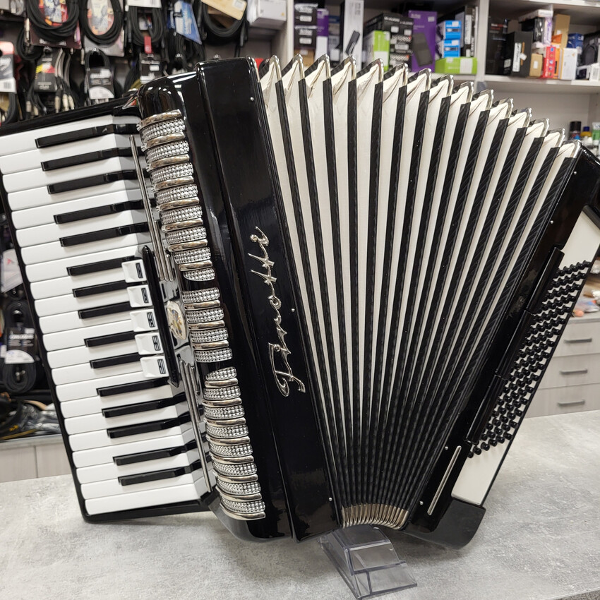 Weltmeister Firotti 96 bas - akordeon (nie)używany, czarny, z futerałem Weltmeister Firotti 96 bas - akordeon (nie)używany, czarny, z futerałem