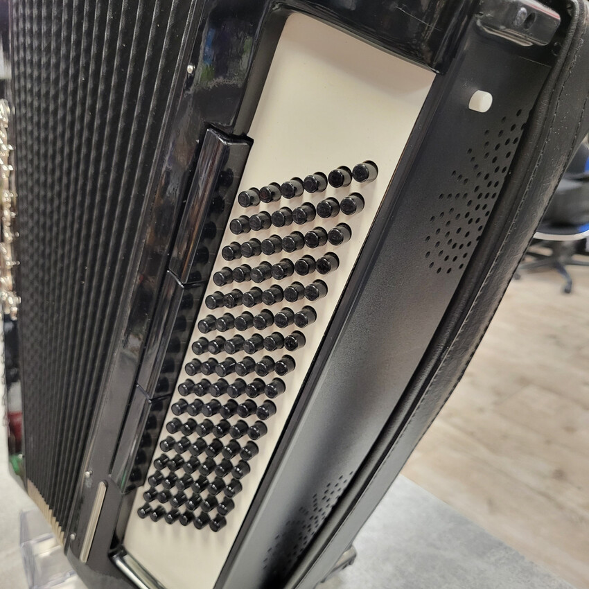 Weltmeister Firotti 96 bas - akordeon (nie)używany, czarny, z futerałem5 Weltmeister Firotti 96 bas - akordeon (nie)używany, czarny, z futerałem5