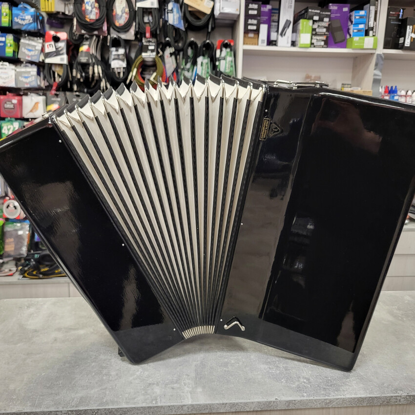 Weltmeister Firotti 96 bas - akordeon (nie)używany, czarny, z futerałem1 Weltmeister Firotti 96 bas - akordeon (nie)używany, czarny, z futerałem1