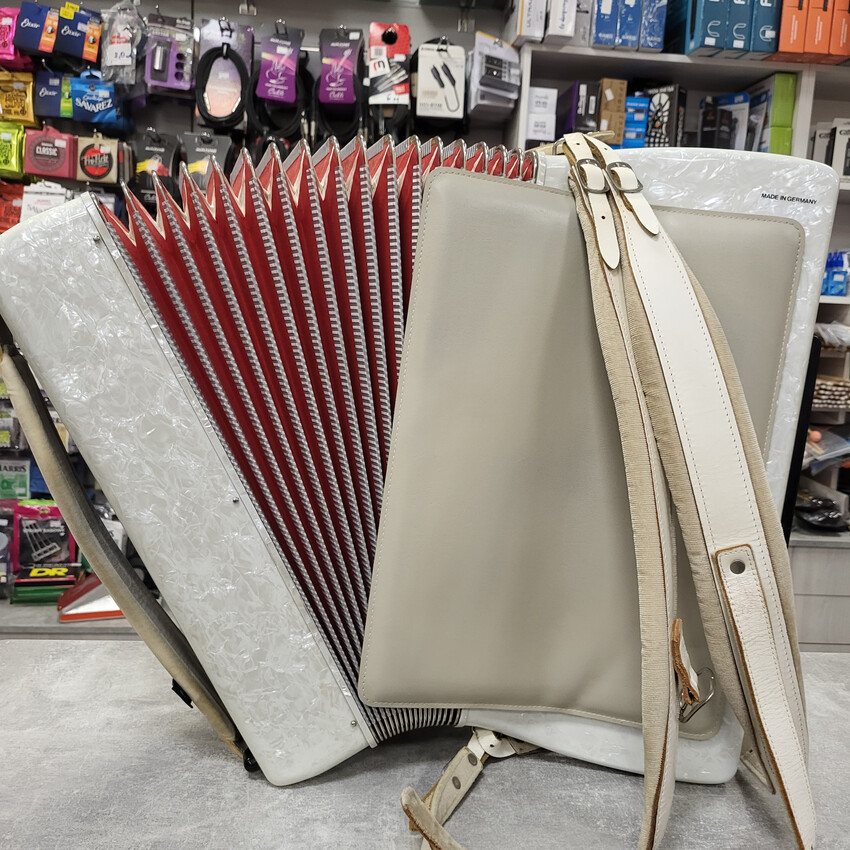 HOHNER CHAMPION IV  - Akordeon 120 basowy z futerałem1 HOHNER CHAMPION IV - Akordeon 120 basowy z futerałem1