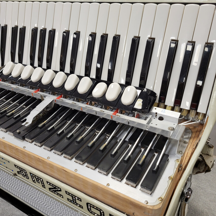 HOHNER CHAMPION IV  - Akordeon 120 basowy z futerałem6 HOHNER CHAMPION IV - Akordeon 120 basowy z futerałem6