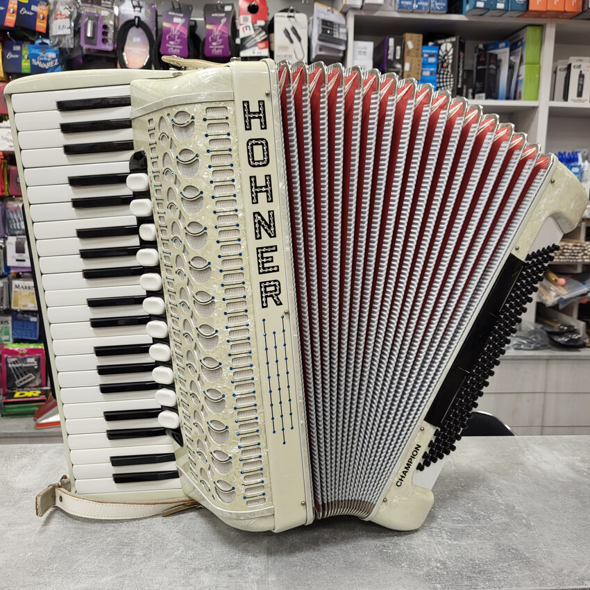 HOHNER CHAMPION IV  - Akordeon 120 basowy z futerałem0 HOHNER CHAMPION IV - Akordeon 120 basowy z futerałem0