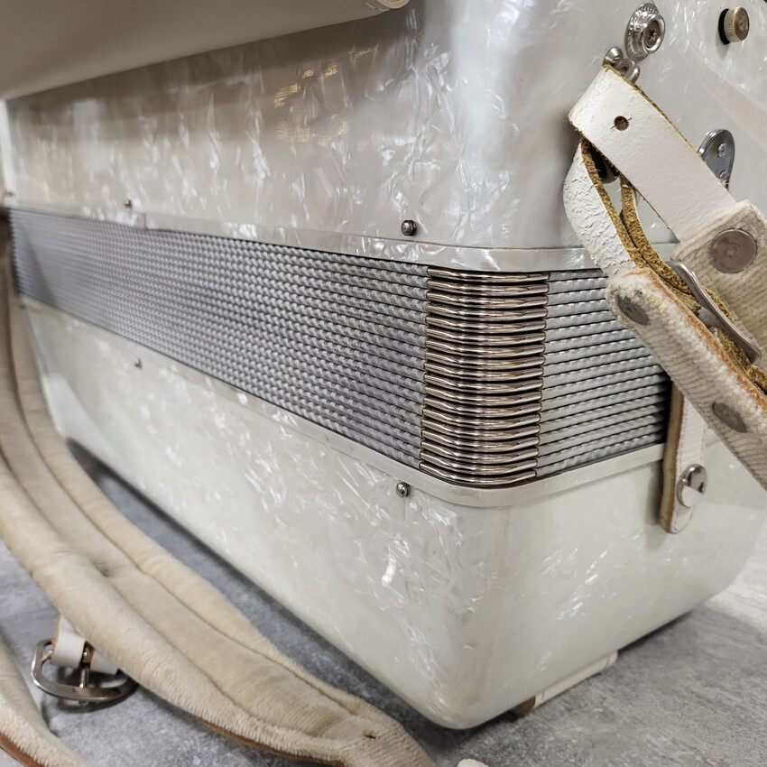 HOHNER CHAMPION IV  - Akordeon 120 basowy z futerałem4 HOHNER CHAMPION IV - Akordeon 120 basowy z futerałem4