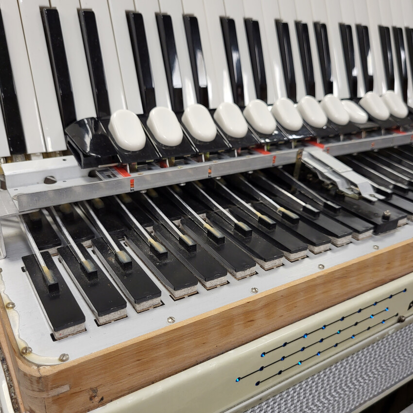 HOHNER CHAMPION IV  - Akordeon 120 basowy z futerałem5 HOHNER CHAMPION IV - Akordeon 120 basowy z futerałem5