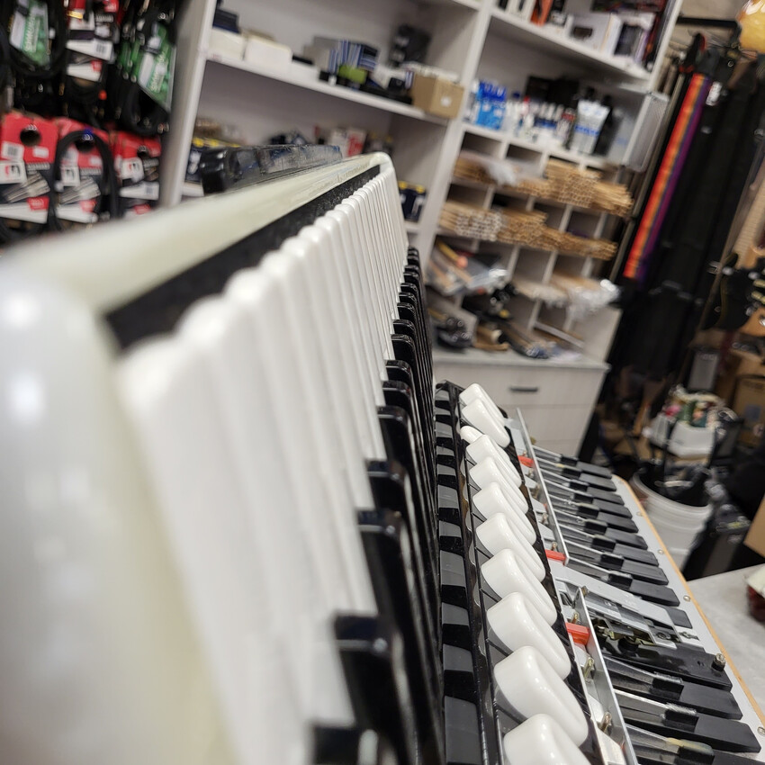 HOHNER CHAMPION IV  - Akordeon 120 basowy z futerałem8 HOHNER CHAMPION IV - Akordeon 120 basowy z futerałem8