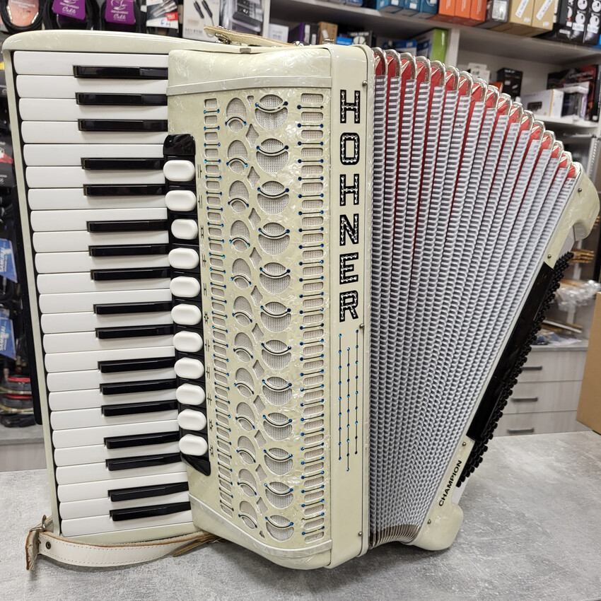 HOHNER CHAMPION IV  - Akordeon 120 basowy z futerałem HOHNER CHAMPION IV - Akordeon 120 basowy z futerałem