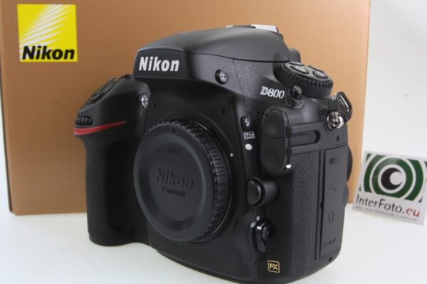 Nikon D8000