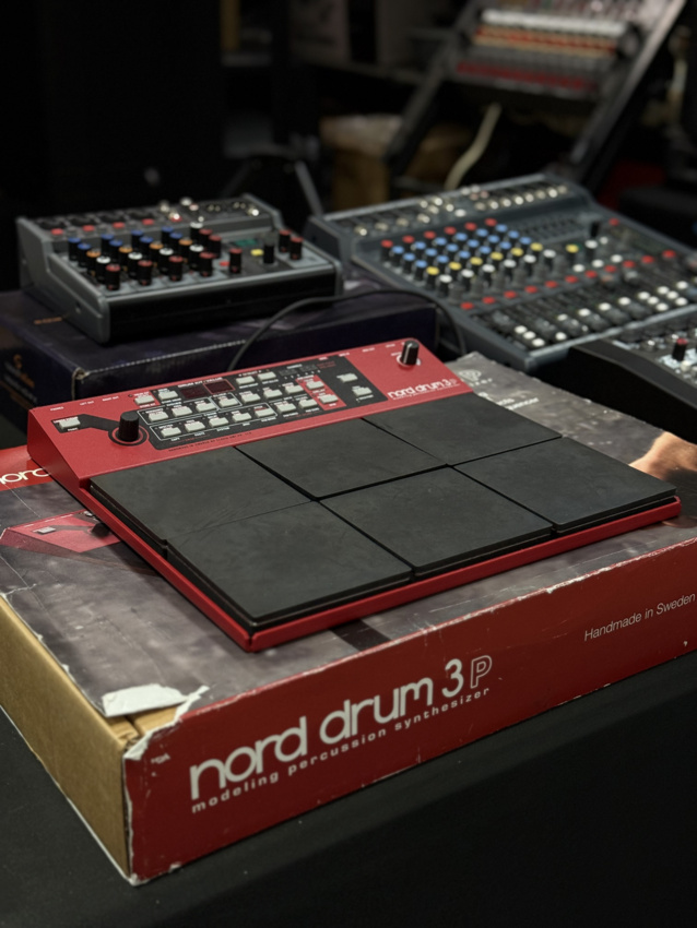 Nord Drum 3P - 6 - kanałowy wirtualny analogowy syntezator perkusyjny - ekspozycja4 Nord Drum 3P - 6 - kanałowy wirtualny analogowy syntezator perkusyjny - ekspozycja4