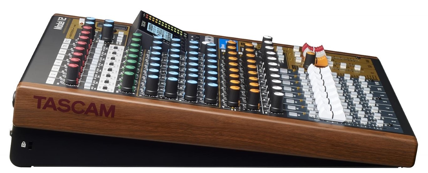 Tascam Model 12 - mikser, rejestrator, kontroler3 Tascam Model 12 - mikser, rejestrator, kontroler3