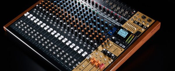 Tascam Model 24 - mikser analogowy0