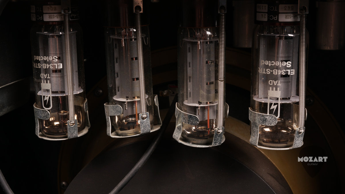 Marshall 30th Anniversary 1962–1992 – Model 6100 Combo 1x12 + 1x12 cabinet6 Marshall 30th Anniversary 1962–1992 – Model 6100 Combo 1x12 + 1x12 cabinet6
