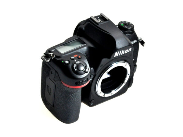 NIKON D780