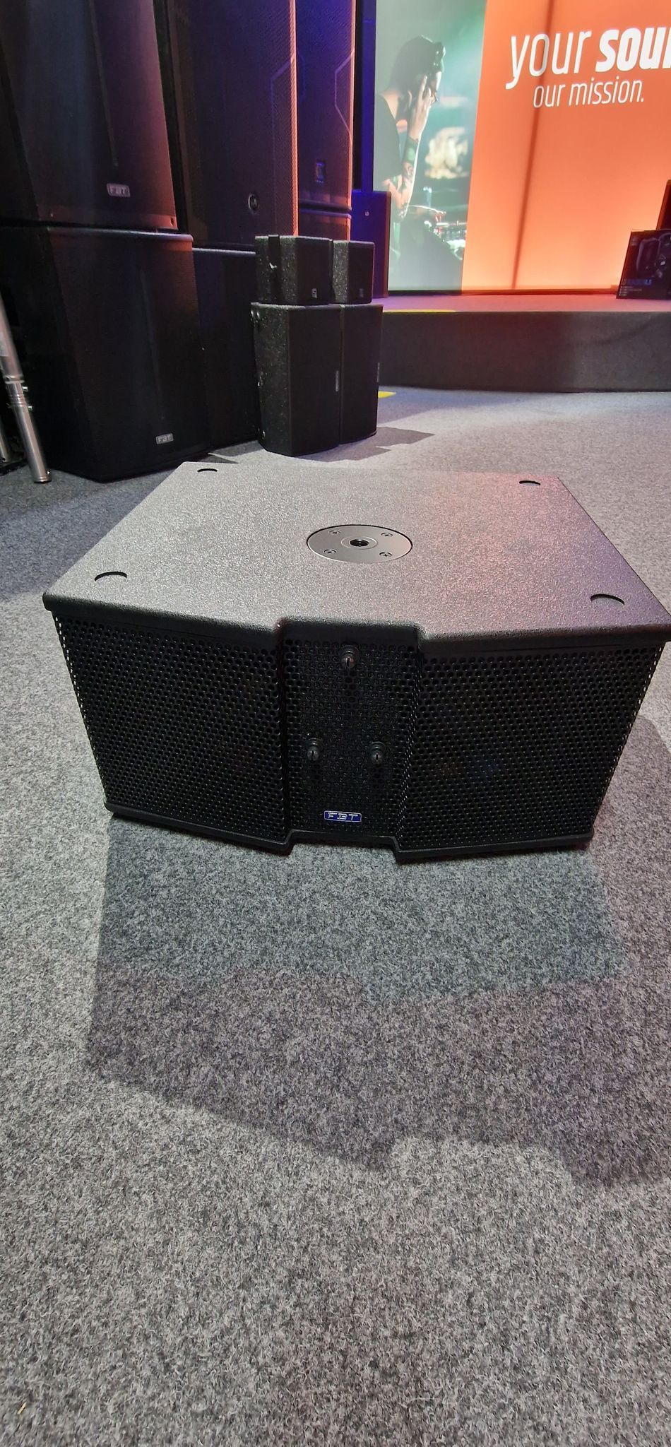 FBT Vertus CLA-208-SA - aktywna kolumna niskotonowa systemu liniowego 600 Watt OKAZJA 1szt3 FBT Vertus CLA-208-SA - aktywna kolumna niskotonowa systemu liniowego 600 Watt OKAZJA 1szt3