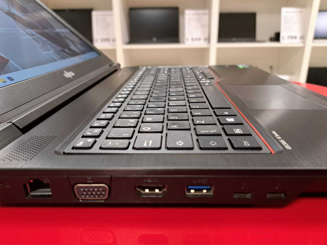 Fujitsu Celsius H7510 15" xeon w-10855m 16GB RAM 512GB SSD Nvidia Quadro T2000 WIN 11 Pro3 Fujitsu Celsius H7510 15" xeon w-10855m 16GB RAM 512GB SSD Nvidia Quadro T2000 WIN 11 Pro3