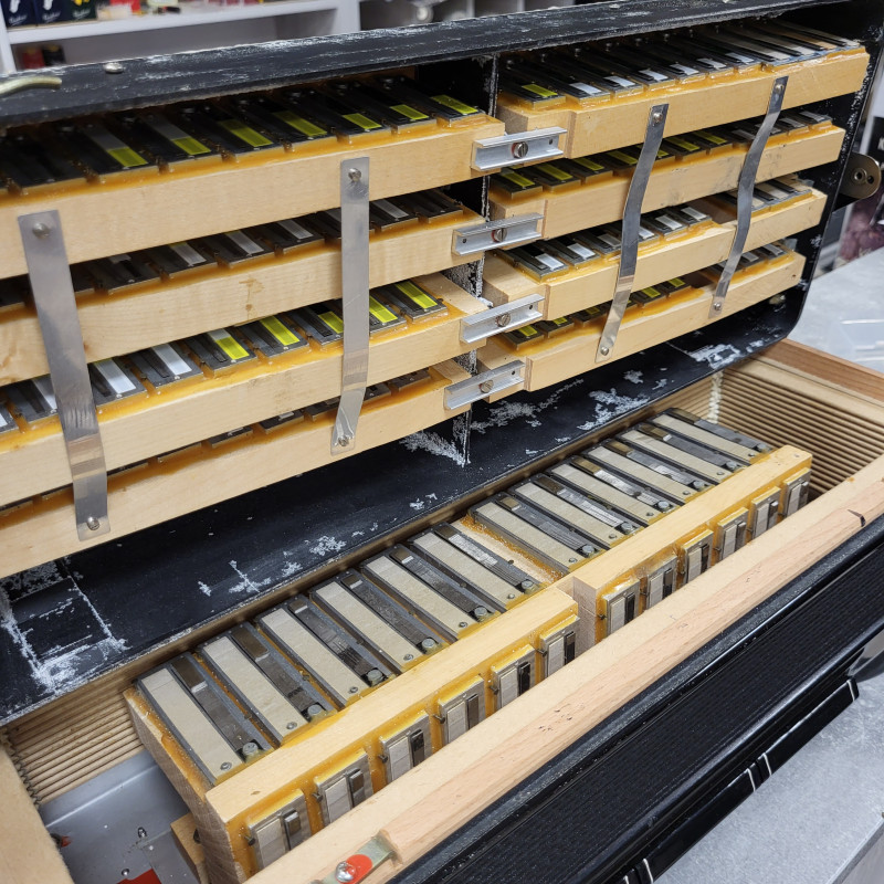 HOHNER ATLANTIC VOX IV P - AKORDEON UŻYWANY MUSETTE 120 BAS7 HOHNER ATLANTIC VOX IV P - AKORDEON UŻYWANY MUSETTE 120 BAS7