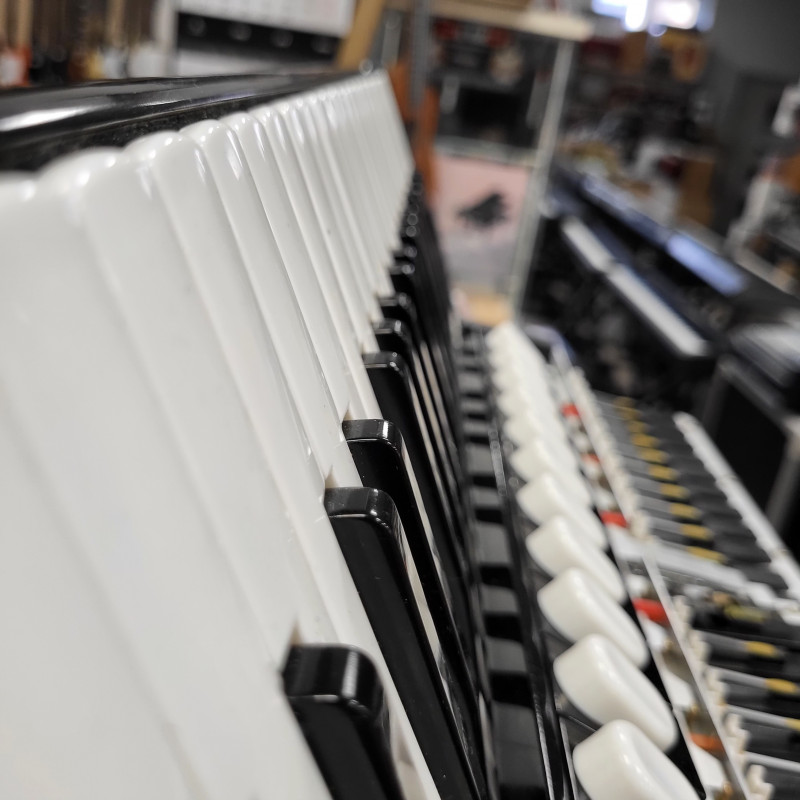 HOHNER ATLANTIC VOX IV P - AKORDEON UŻYWANY MUSETTE 120 BAS5 HOHNER ATLANTIC VOX IV P - AKORDEON UŻYWANY MUSETTE 120 BAS5