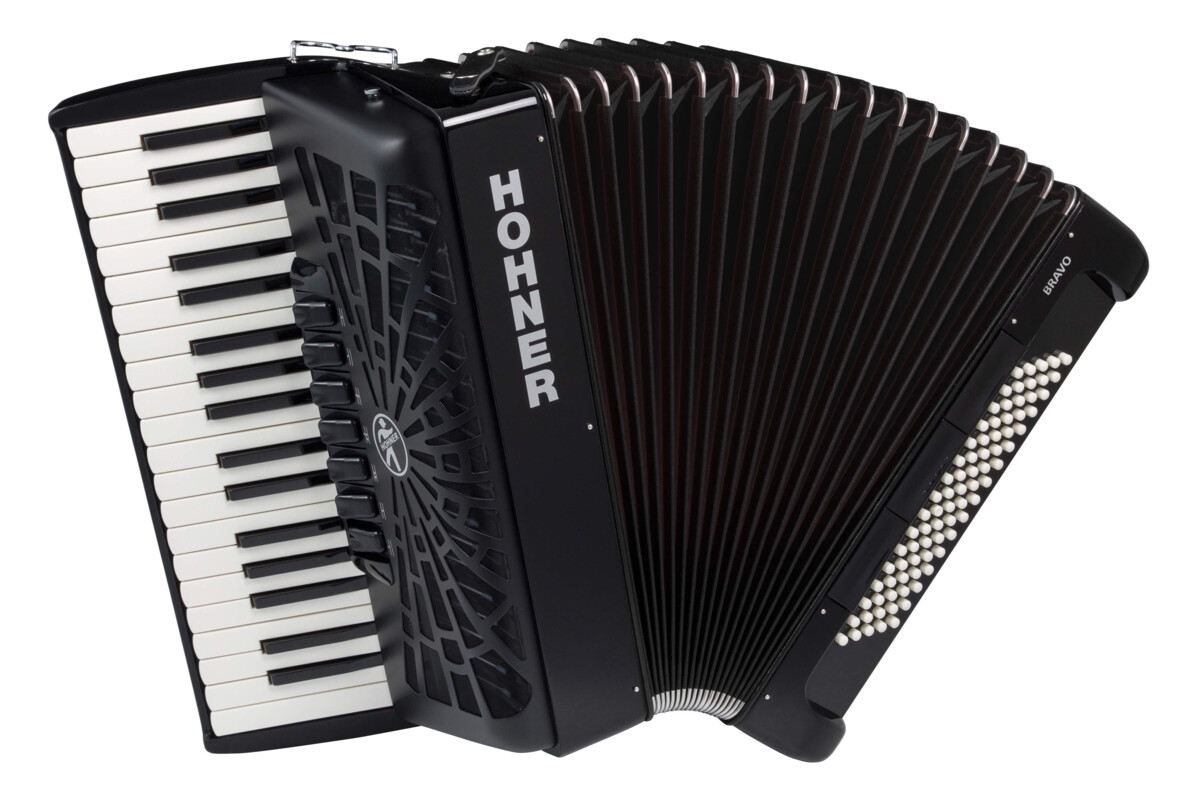 HOHNER BRAVO III Akordeon 80-basowy czarny z gig-bagiem w komplecie HOHNER BRAVO III Akordeon 80-basowy czarny z gig-bagiem w komplecie