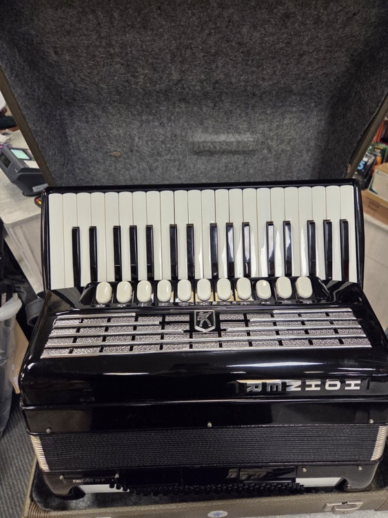 Hohner Favorit IV P - Akordeon 96 basów8 Hohner Favorit IV P - Akordeon 96 basów8